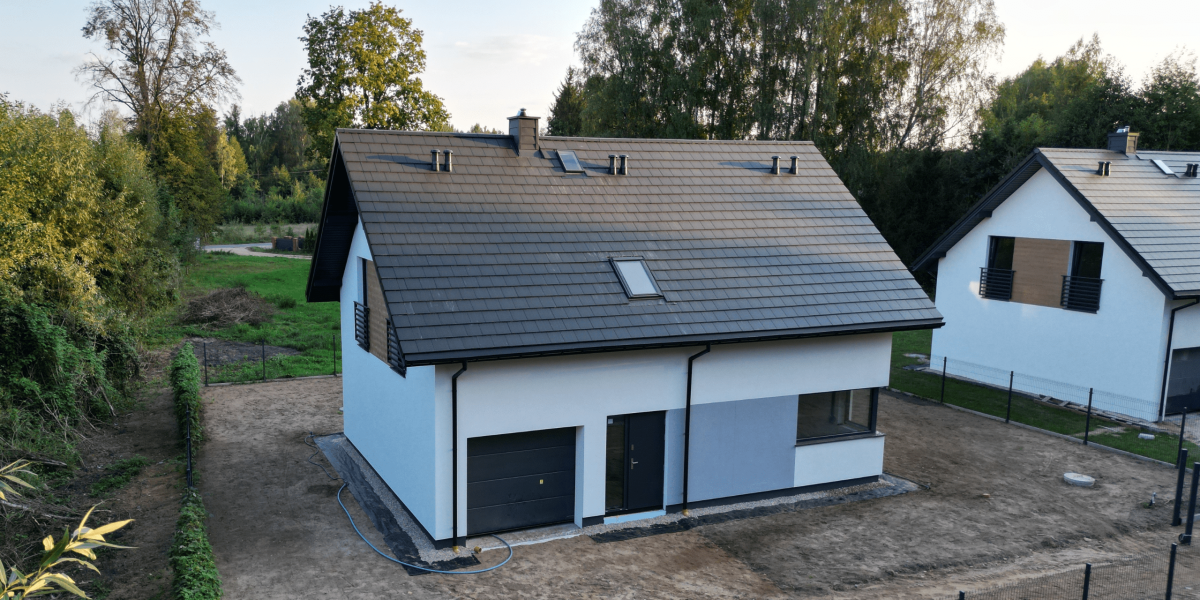 filmowanie dronem w Białymstoku i okolicach - realizacja w Choroszczy obok Białegostoku przedstawiona w kadrze z drona