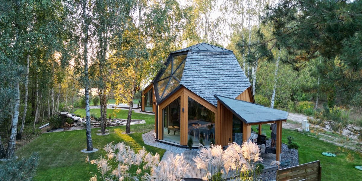 filmowanie dronem w Augustowie - domki letniskowe w naturalnym otoczeniu zieleni