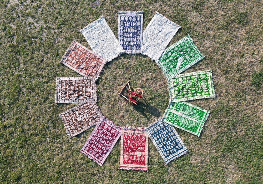 filmowanie dronem w mońkach w ujęciu artystycznym - koło z kolorowych dywanów