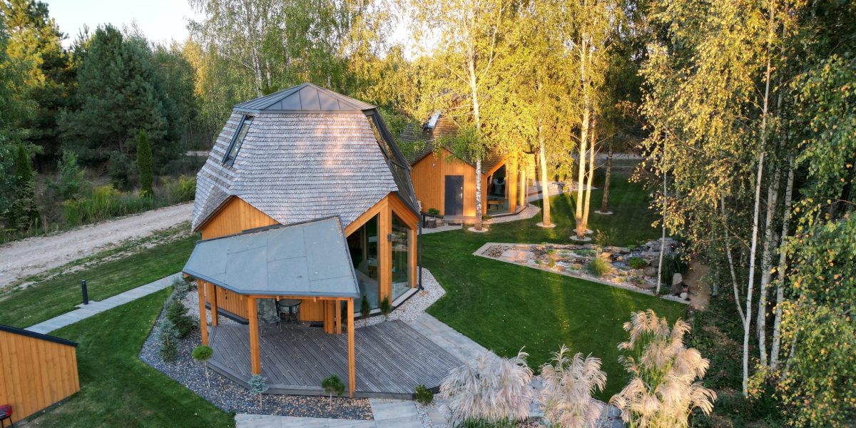 mini domki filmowane dronem w Podlaskiem przez Karola z cyknijfotke.pl