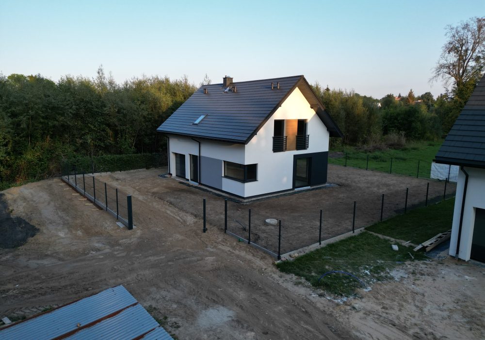 usługi dronem w mońkach jako tworzenie zdjęć i filmów nieruchomości - dom jednorodzinny w kadrze 4k