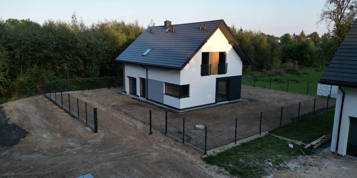 usługi dronem w mońkach jako tworzenie zdjęć i filmów nieruchomości - dom jednorodzinny w kadrze 4k