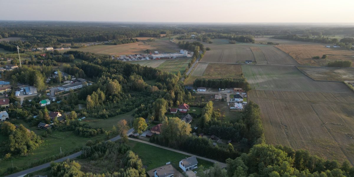 zdjęcia z drona w Augustowie wykonane dla dwóch nieruchomości - domów jednorodzinnych