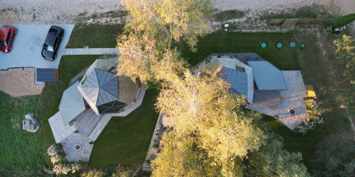 zdjęcia z drona w Podlaskiem tworzone przez cyknijfotke.pl przedstawiają dwa domki z lotu ptaka