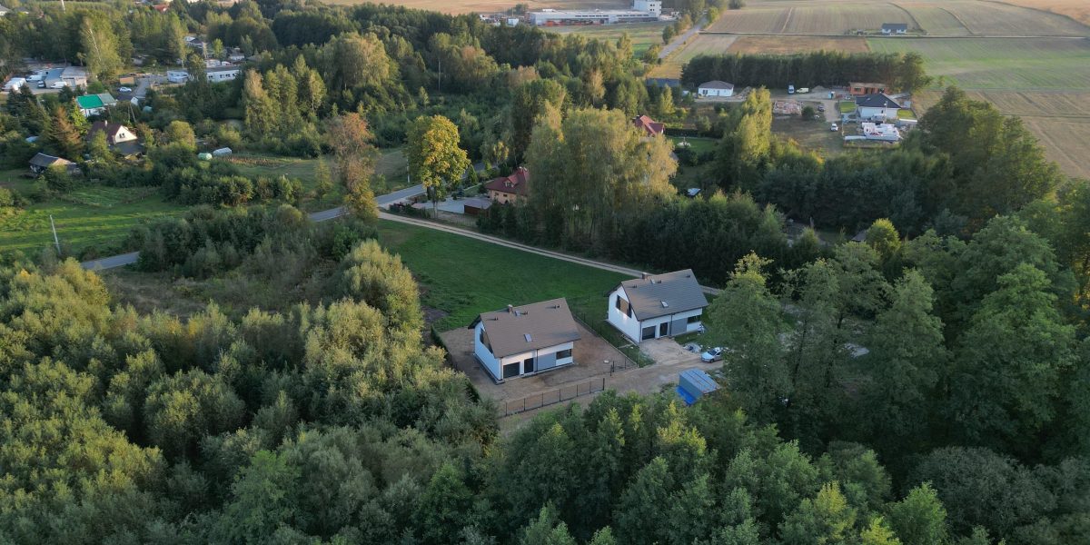 zdjęcie z realizacji usług dronem w Augustowie prezentujące nieruchomość z lotu ptaka
